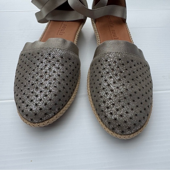 GENTLE SOULS by Kenneth Cole
Noa-Beth Wedge Espadrilles Metallic Gray size 8 - Picture 2 of 11